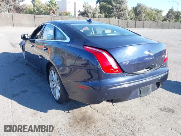 2015 Jaguar XJ with VIN SAJWA1CZ8F8V82299, listed as a IAAI auction lot 40586325 with 1 mi miles. Bid and sale history available at carsss.com. Image 3.
