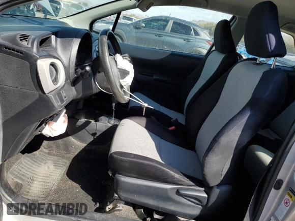2012 Toyota Yaris L z VIN JTDJTUD36CD501205, wystawiony jako Copart lot #49529145 z przebiegiem 307 992 mil mil oraz Szkoda całkowita • Salvage title. Historia ofert i sprzedaży dostępna na DreamBid. Obrazek 7.