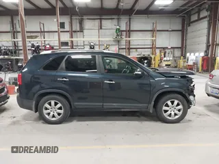 2013 Kia Sorento LX z VIN 5XYKT4A61DG371260, wystawiony jako IAAI lot #42045122 z przebiegiem 120 707 mil mil oraz . Historia ofert i sprzedaży dostępna na DreamBid. Obrazek 14.