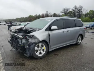 2018 Toyota Sienna LE Auto Access Seat с VIN 5TDKZ3DC3JS938898, выставлен на аукционе Copart как лот 57409435 с пробегом 62 117 миль миль и Списание • Salvage title. История ставок и продаж доступна на DreamBid. Изображение 1.