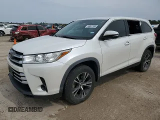 2019 Toyota Highlander LE z VIN 5TDZARFH7KS050819, wystawiony jako Copart lot #46847305 z przebiegiem 135 556 mil mil oraz Czysty tytuł • Clean title. Historia ofert i sprzedaży dostępna na DreamBid. Obrazek 1.