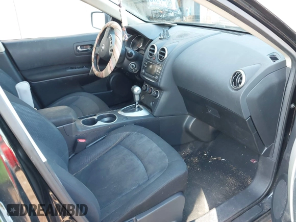 2015 Nissan Rogue S z VIN JN8AS5MV8FW771477, wystawiony jako IAAI lot #41936068 z przebiegiem 120 035 mil mil oraz . Historia ofert i sprzedaży dostępna na DreamBid. Obrazek 5.