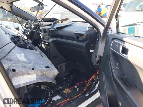 2022 Ford Police Interceptor Utility z VIN 1FM5K8AB2NGA02664, wystawiony jako IAAI lot #40499840 z przebiegiem 7 067 mil mil oraz . Historia ofert i sprzedaży dostępna na DreamBid. Obrazek 5.
