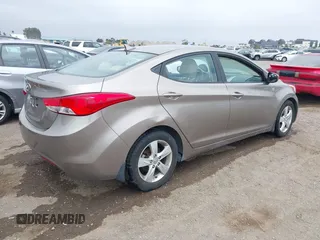 2013 Hyundai Elantra GLS z VIN 5NPDH4AE4DH424348, wystawiony jako IAAI lot #42472170 z przebiegiem 116 574 mil mil oraz . Historia ofert i sprzedaży dostępna na DreamBid. Obrazek 4.