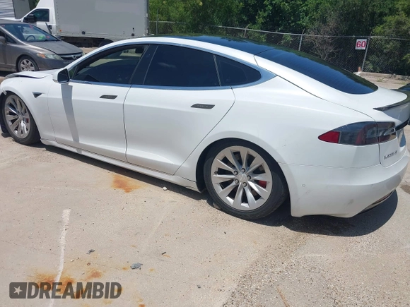 2018 Tesla Model S 75D z VIN 5YJSA1E25JF245269, wystawiony jako IAAI lot #42335263 z przebiegiem 56 086 mil mil oraz . Historia ofert i sprzedaży dostępna na DreamBid. Obrazek 3.
