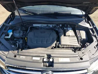 2024 Volkswagen Tiguan SE z VIN 3VVMB7AX0RM048335, wystawiony jako IAAI lot #41810972 z przebiegiem 29 467 mil mil oraz . Historia ofert i sprzedaży dostępna na DreamBid. Obrazek 10.