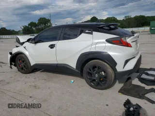 2022 Toyota C-HR XLE z VIN JTNKHMBXXN1131677, wystawiony jako Copart lot #57052965 z przebiegiem 77 600 mil mil oraz Szkody całkowita. Historia ofert i sprzedaży dostępna na DreamBid. Obrazek 2.