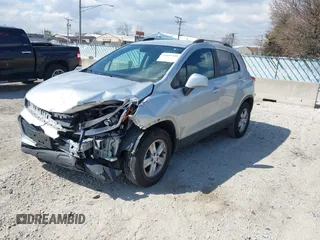 2021 Chevrolet Trax LT z VIN KL7CJPSB2MB326150, wystawiony jako IAAI lot #42019349 z przebiegiem 89 566 mil mil oraz . Historia ofert i sprzedaży dostępna na DreamBid. Obrazek 2.