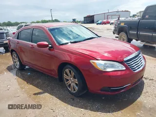 2012 Chrysler 200 Touring z VIN 1C3CCBBB5CN146341, wystawiony jako IAAI lot #42224220 z przebiegiem 172 588 mil mil oraz . Historia ofert i sprzedaży dostępna na DreamBid. Obrazek 1.