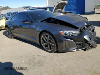 2024 Audi RS e-tron GT z VIN WAUBHBFW8R7901420, wystawiony jako Copart lot #87637305 z przebiegiem 2102 mil mil oraz Szkody całkowita. Historia ofert i sprzedaży dostępna na DreamBid. Obrazek 4.