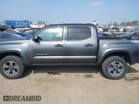 2017 Toyota Tacoma SR5 z VIN 3TMAZ5CN2HM047103, wystawiony jako IAAI lot #42344844 z przebiegiem 88 090 mil mil oraz . Historia ofert i sprzedaży dostępna na DreamBid. Obrazek 14.
