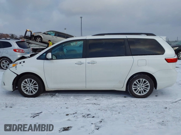 2017 Toyota Sienna XLE Auto Access Seat with VIN 5TDYZ3DC4HS852620, listed as a IAAI auction lot 40988036 with 82,581 mi miles. Bid and sale history available at carsss.com. Image 15.