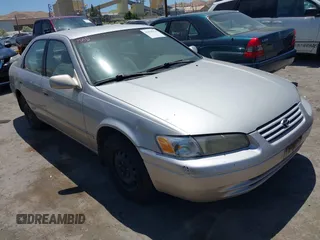 1997 Toyota Camry LE z VIN 4T1BG22K9VU017275, wystawiony jako IAAI lot #42520254 z przebiegiem 140 798 mil mil oraz . Historia ofert i sprzedaży dostępna na DreamBid. Obrazek 1.