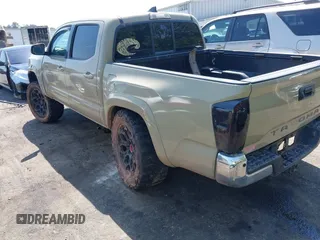 2017 Toyota Tacoma SR5 z VIN 3TMAZ5CN1HM026355, wystawiony jako IAAI lot #42060428 z przebiegiem 165 096 mil mil oraz . Historia ofert i sprzedaży dostępna na DreamBid. Obrazek 3.
