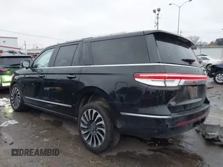 2022 Lincoln Navigator Black Label z VIN 5LMJJ3TT2NEL13739, wystawiony jako IAAI lot #41296594 z przebiegiem 58 116 mil mil oraz . Historia ofert i sprzedaży dostępna na DreamBid. Obrazek 3.