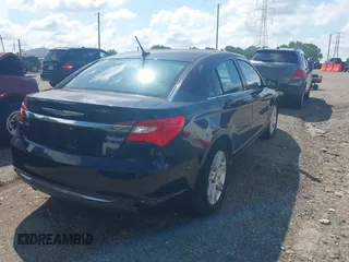 2012 Chrysler 200 Touring z VIN 1C3CCBBG0CN224231, wystawiony jako IAAI lot #42536821 z przebiegiem 129 814 mil mil oraz . Historia ofert i sprzedaży dostępna na DreamBid. Obrazek 4.