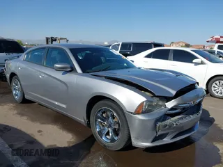 2013 Dodge Charger SE z VIN 2C3CDXBG0DH690682, wystawiony jako IAAI lot #42271976 z przebiegiem 161 176 mil mil oraz . Historia ofert i sprzedaży dostępna na DreamBid. Obrazek 1.