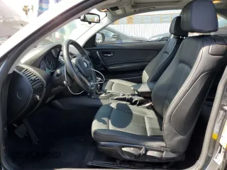 2013 BMW 1 Series 128i z VIN WBAUP7C5XDVP25110, wystawiony jako Copart lot #58033485 z przebiegiem 88 989 mil mil oraz Szkoda całkowita • Salvage title. Historia ofert i sprzedaży dostępna na DreamBid. Obrazek 7.