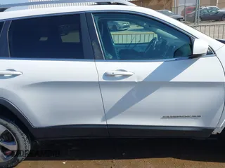 2019 Jeep Cherokee Limited with VIN 1C4PJLDBXKD487843, listed as a IAAI auction lot 41979449 with 104,545 mi miles. Bid and sale history available at carsss.com. Image 14.