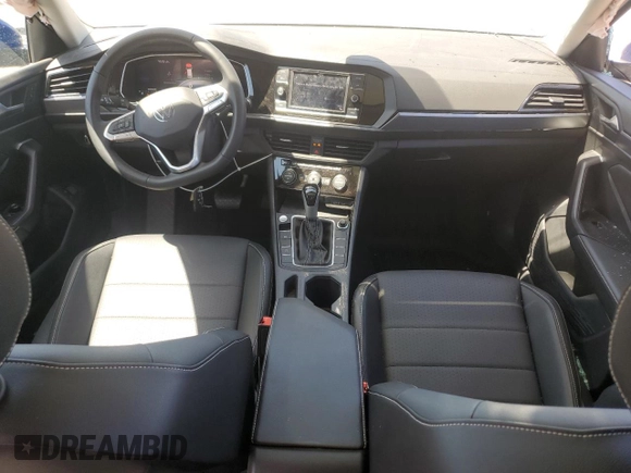 2024 Volkswagen Jetta SE z VIN 3VW7M7BU4RM097495, wystawiony jako Copart lot #56818645 z przebiegiem 6 762 mil mil oraz Szkoda całkowita • Salvage title. Historia ofert i sprzedaży dostępna na DreamBid. Obrazek 8.
