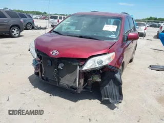 2014 Toyota Sienna LE AAS z VIN 5TDKK3DC4ES507433, wystawiony jako IAAI lot #42321751 z przebiegiem 108 596 mil mil oraz . Historia ofert i sprzedaży dostępna na DreamBid. Obrazek 18.