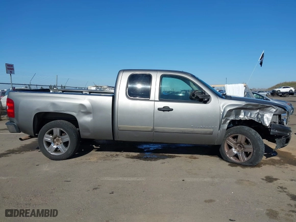 2007 Chevrolet Silverado 1500 LT w/1LT with VIN 1GCEC19J27Z609904, listed as a IAAI auction lot 41425797 with 294,241 mi miles. Bid and sale history available at carsss.com. Image 14.
