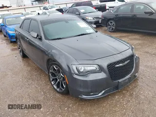2015 Chrysler 300 S z VIN 2C3CCABG1FH872331, wystawiony jako IAAI lot #42101810 z przebiegiem 125 215 mil mil oraz . Historia ofert i sprzedaży dostępna na DreamBid. Obrazek 1.