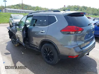 2017 Nissan Rogue SV z VIN 5N1AT2MV2HC820020, wystawiony jako IAAI lot #42071563 z przebiegiem 95 974 mil mil oraz . Historia ofert i sprzedaży dostępna na DreamBid. Obrazek 3.