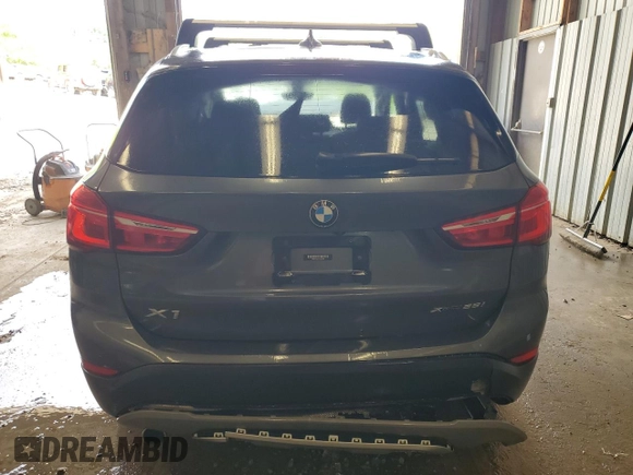 2018 BMW X1 xDrive28i z VIN WBXHT3C31J5L28049, wystawiony jako Copart lot #57496465 z przebiegiem 117 591 mil mil oraz Czysty tytuł • Clean title. Historia ofert i sprzedaży dostępna na DreamBid. Obrazek 6.