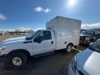 2013 Ford F-250 XL z VIN 1FDBF2B6XDEB43045, wystawiony jako IAAI lot #42511129 z przebiegiem 607 408 mil mil oraz . Historia ofert i sprzedaży dostępna na DreamBid. Obrazek 3.