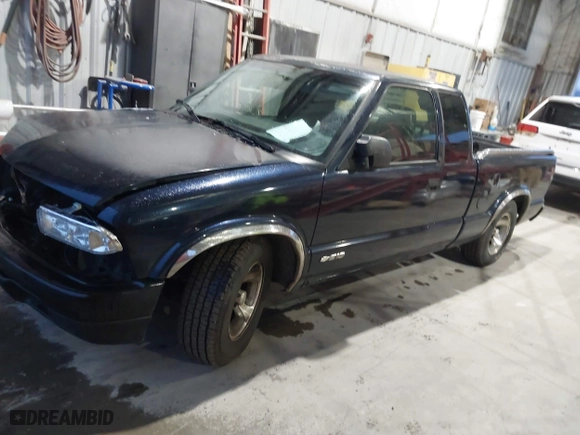 2001 Chevrolet S-10 LS with VIN 1GCCS19W818233602, listed as a IAAI auction lot 41243240 with 206,157 mi miles. Bid and sale history available at carsss.com. Image 17.
