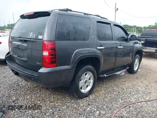 2010 Chevrolet Tahoe LT z VIN 1GNUKBE03AR221483, wystawiony jako IAAI lot #42157016 z przebiegiem 233 193 mil mil oraz . Historia ofert i sprzedaży dostępna na DreamBid. Obrazek 4.