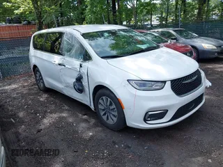 2024 Chrysler Pacifica Hybrid Select z VIN 2C4RC1S71RR118334, wystawiony jako IAAI lot #42320645 z przebiegiem 43 811 mil mil oraz . Historia ofert i sprzedaży dostępna na DreamBid. Obrazek 1.