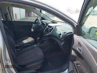 2018 Chevrolet Sonic LT z VIN 1G1JD5SH8J4100214, wystawiony jako IAAI lot #42133743 z przebiegiem 103 508 mil mil oraz . Historia ofert i sprzedaży dostępna na DreamBid. Obrazek 5.