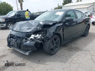 2022 Nissan Sentra SR z VIN 3N1AB8DV3NY295100, wystawiony jako IAAI lot #41901931 z przebiegiem 40 811 mil mil oraz . Historia ofert i sprzedaży dostępna na DreamBid. Obrazek 2.