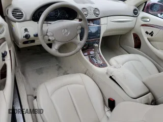 2005 Mercedes-Benz CLK 500 z VIN WDBTK75GX5T038734, wystawiony jako Copart lot #47435695 z przebiegiem 9 860 mil mil oraz Szkoda całkowita • Salvage title. Historia ofert i sprzedaży dostępna na DreamBid. Obrazek 8.