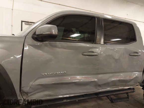 2019 Toyota Tacoma SR z VIN 3TMCZ5AN1KM232360, wystawiony jako IAAI lot #42006355 z przebiegiem 133 909 mil mil oraz . Historia ofert i sprzedaży dostępna na DreamBid. Obrazek 6.