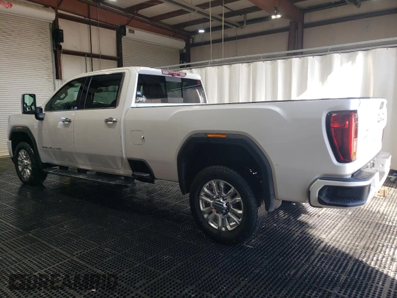 2020 GMC Sierra 3500HD Denali z VIN 1GT49WEY2LF317238, wystawiony jako Copart lot #51967295 z przebiegiem 125 681 mil mil oraz Szkody całkowita. Historia ofert i sprzedaży dostępna na DreamBid. Obrazek 2.