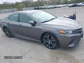 2018 Toyota Camry LE z VIN 4T1B11HK7JU524804, wystawiony jako IAAI lot #42079915 z przebiegiem 51 120 mil mil oraz . Historia ofert i sprzedaży dostępna na DreamBid. Obrazek 1.