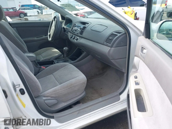 2002 Toyota Camry XLE z VIN 4T1BF30KX2U035422, wystawiony jako IAAI lot #41762363 z przebiegiem 220 465 mil mil oraz . Historia ofert i sprzedaży dostępna na DreamBid. Obrazek 5.