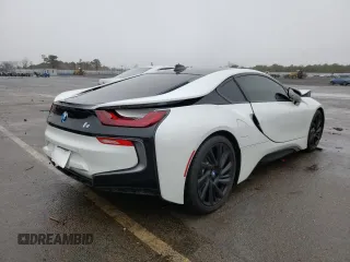 2016 BMW i8 z VIN WBY2Z2C52GV675619, wystawiony jako Copart lot #39725842 z przebiegiem 7047 mil mil oraz . Historia ofert i sprzedaży dostępna na DreamBid. Obrazek 4.