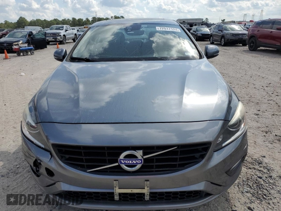 2018 Volvo S60 Dynamic z VIN YV126MFL4J2452338, wystawiony jako Copart lot #72517124 z przebiegiem 70 668 mil mil oraz Czysty tytuł • Clean title. Historia ofert i sprzedaży dostępna na DreamBid. Obrazek 5.