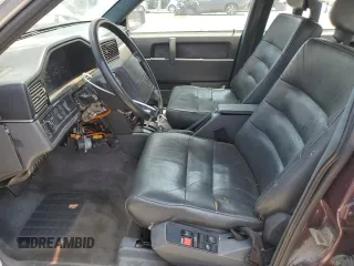 1989 Volvo 760 z VIN YV1GA8748K0068031, wystawiony jako Copart lot #62872354 z przebiegiem 162 923 mil mil oraz Tytuł czysty. Historia ofert i sprzedaży dostępna na DreamBid. Obrazek 7.