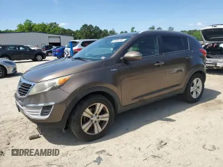 2013 Kia Sportage LX z VIN KNDPBCA25D7431103, wystawiony jako Copart lot #57934765 z przebiegiem 123 319 mil mil oraz Czysty tytuł • Clean title. Historia ofert i sprzedaży dostępna na DreamBid. Obrazek 1.