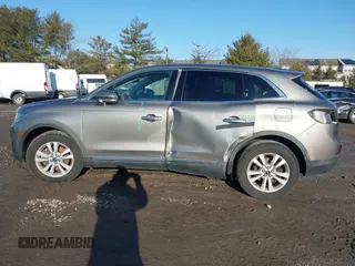 2017 Lincoln MKX Premiere z VIN 2LMPJ8JR3HBL43225, wystawiony jako IAAI lot #41463682 z przebiegiem 121 108 mil mil oraz . Historia ofert i sprzedaży dostępna na DreamBid. Obrazek 14.
