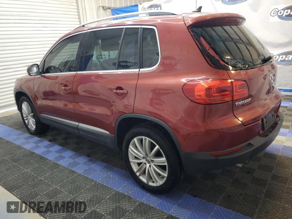 2012 Volkswagen Tiguan SE z VIN WVGAV7AX9CW002143, wystawiony jako Copart lot #55820395 z przebiegiem 174 356 mil mil oraz Czysty tytuł • Clean title. Historia ofert i sprzedaży dostępna na DreamBid. Obrazek 2.