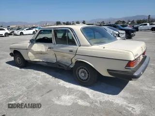 1982 Mercedes-Benz 300 with VIN WDBAB33A5CB001849, listed as a Copart auction lot 72214714 with 202,259 mi miles and Salvage Title. Bid and sale history available at carsss.com. Image 2.