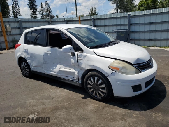 2011 Nissan Versa S z VIN 3N1BC1CP0BL427895, wystawiony jako Copart lot #57704095 z przebiegiem 214 059 mil mil oraz Szkoda całkowita • Salvage title. Historia ofert i sprzedaży dostępna na DreamBid. Obrazek 4.
