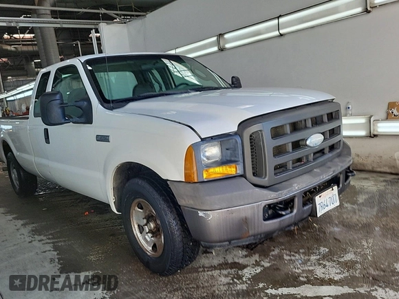 2005 Ford F-250 XL z VIN 1FTSX20545EB22186, wystawiony jako IAAI lot #42501146 z przebiegiem 157 916 mil mil oraz . Historia ofert i sprzedaży dostępna na DreamBid. Obrazek 31.