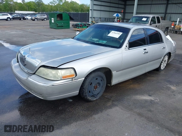 2003 Lincoln Town Car Signature z VIN 1LNHM82W63Y670385, wystawiony jako IAAI lot #41960280 z przebiegiem Nie podano mil oraz . Historia ofert i sprzedaży dostępna na DreamBid. Obrazek 2.